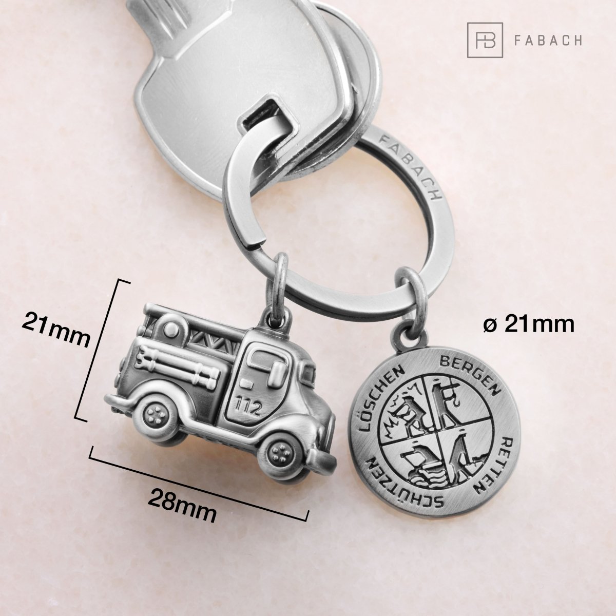Vintage Feuerwehrauto Schlüsselanhänger mit Plakette - Glücksbringer für Feuerwehrleute - Dankeschön für Feuerwehrmann Feuerwehrfrau - FABACH – Die Schlüsselanhänger-Schmiede