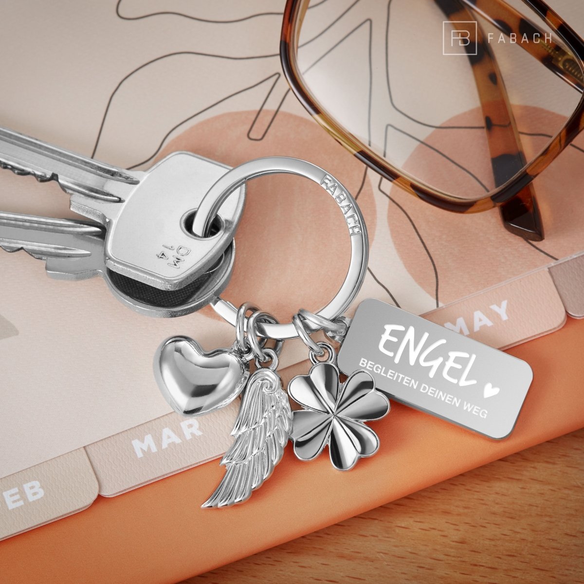 "3 Charms" Schutzengel Schlüsselanhänger - Engel Herz Kleeblatt Glücksbringer mit Botschaft Gravur "Engel begleiten Deinen Weg" - FABACH