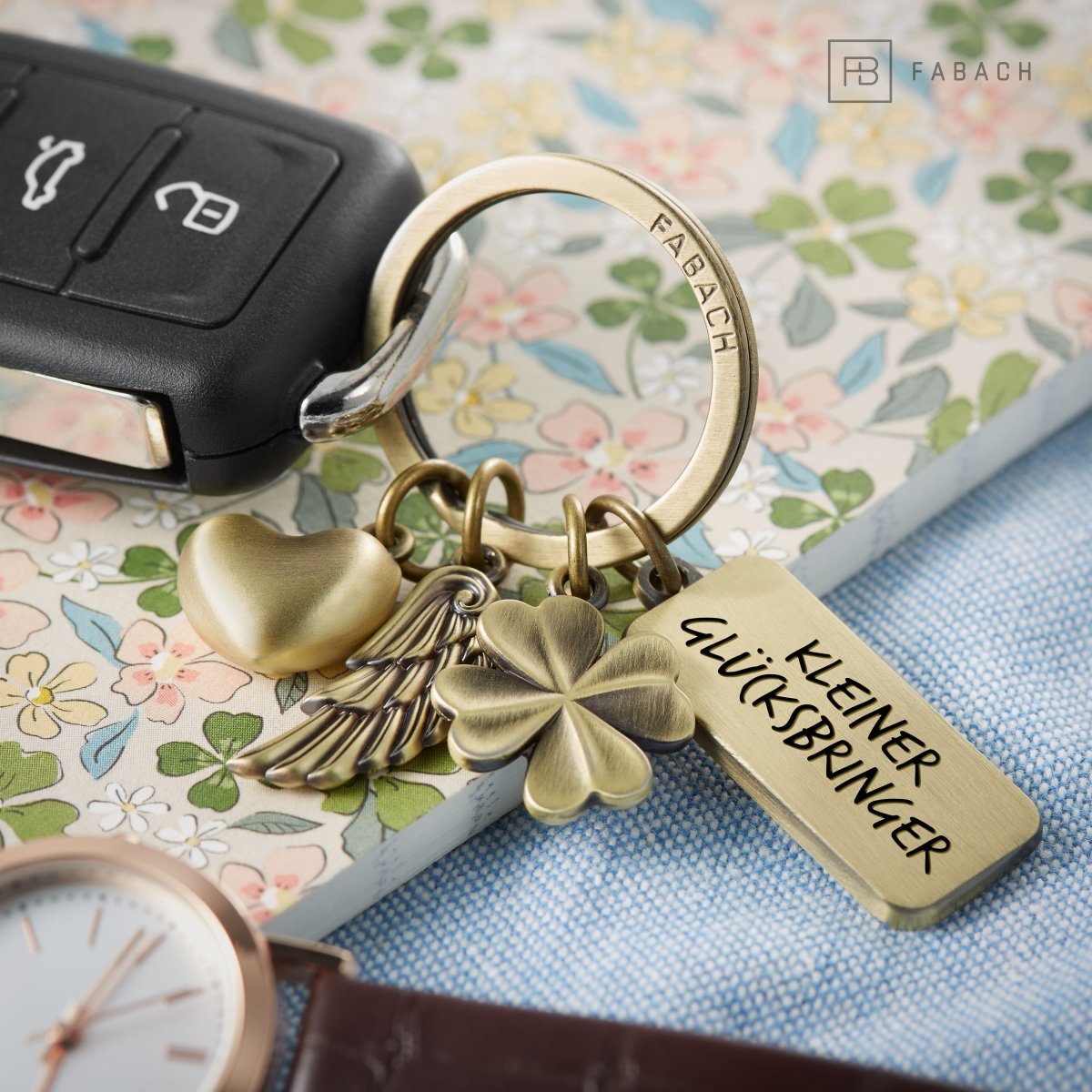 "3 Charms" Schutzengel Schlüsselanhänger - Engel Herz Kleeblatt Glücksbringer mit Botschaft Gravur "Kleiner Glücksbringer" - FABACH