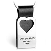 "I love you more. The End. I win." Herz-Schlüsselanhänger mit Gravur aus Leder - FABACH