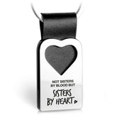 "Not sisters by blood but sisters by heart" Herz-Schlüsselanhänger mit Gravur aus Leder - FABACH