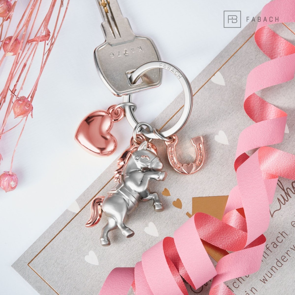 "Pony" Pferd Schlüsselanhänger mit Herz und Hufeisen - Glücksbringer Geschenk für Pferdeliebhaber - FABACH – Die Schlüsselanhänger-Schmiede