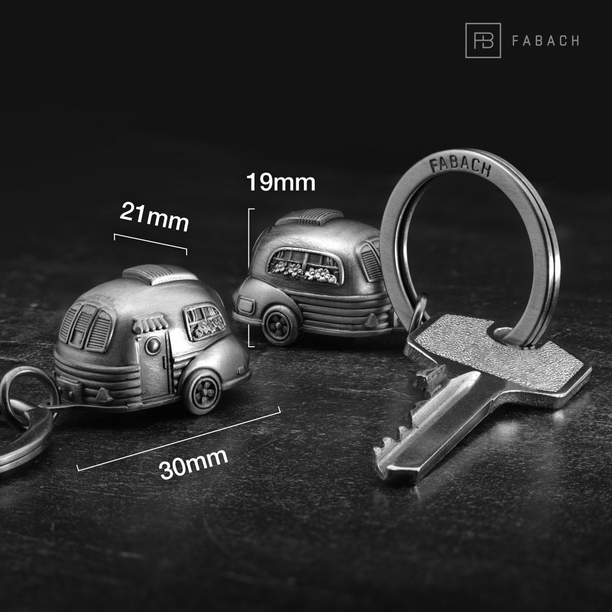 Wohnwagen Schlüsselanhänger - Niedlicher Caravan Glücksbringer für Campingfans und Reisende - FABACH