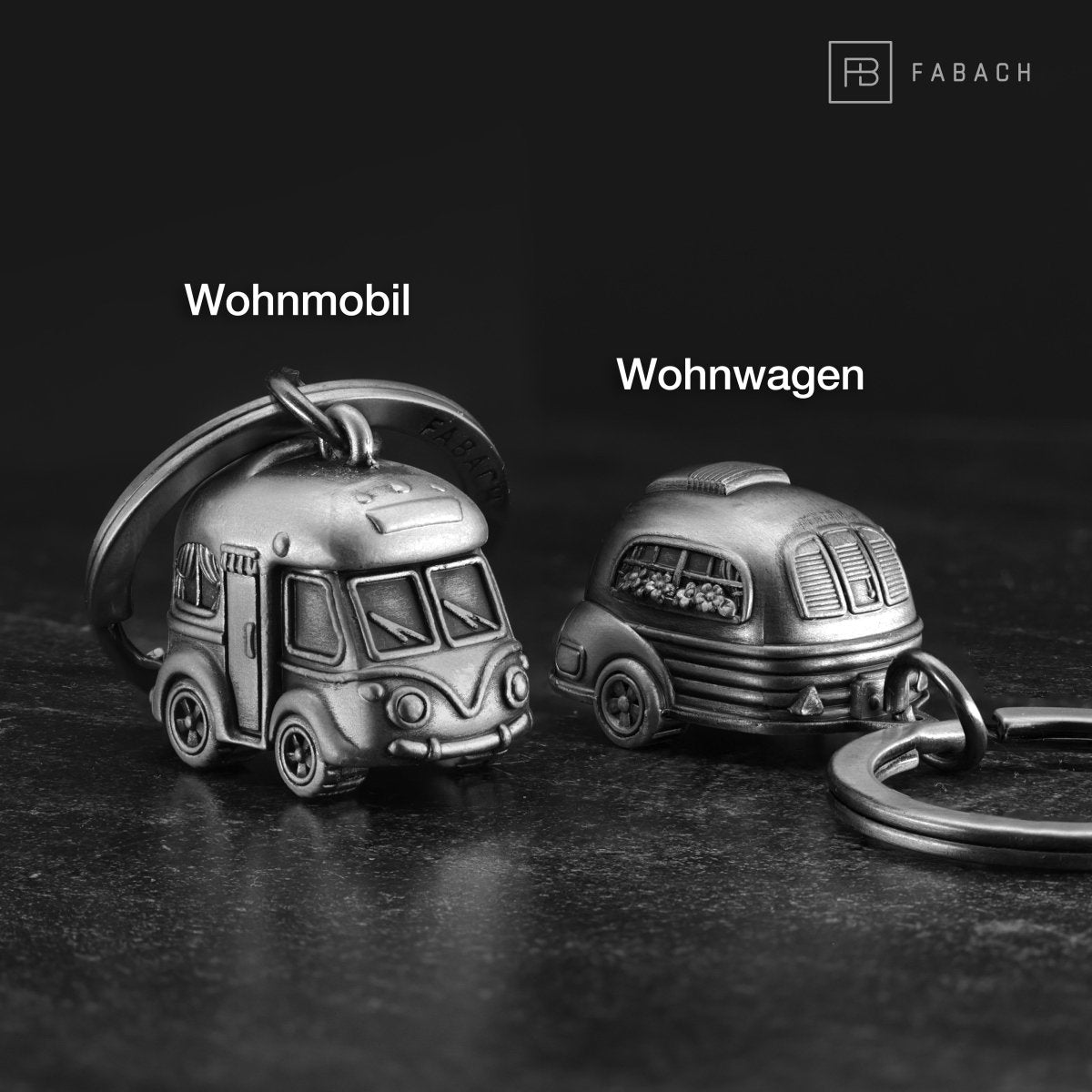 Wohnwagen Schlüsselanhänger - Niedlicher Caravan Glücksbringer für Campingfans und Reisende - FABACH