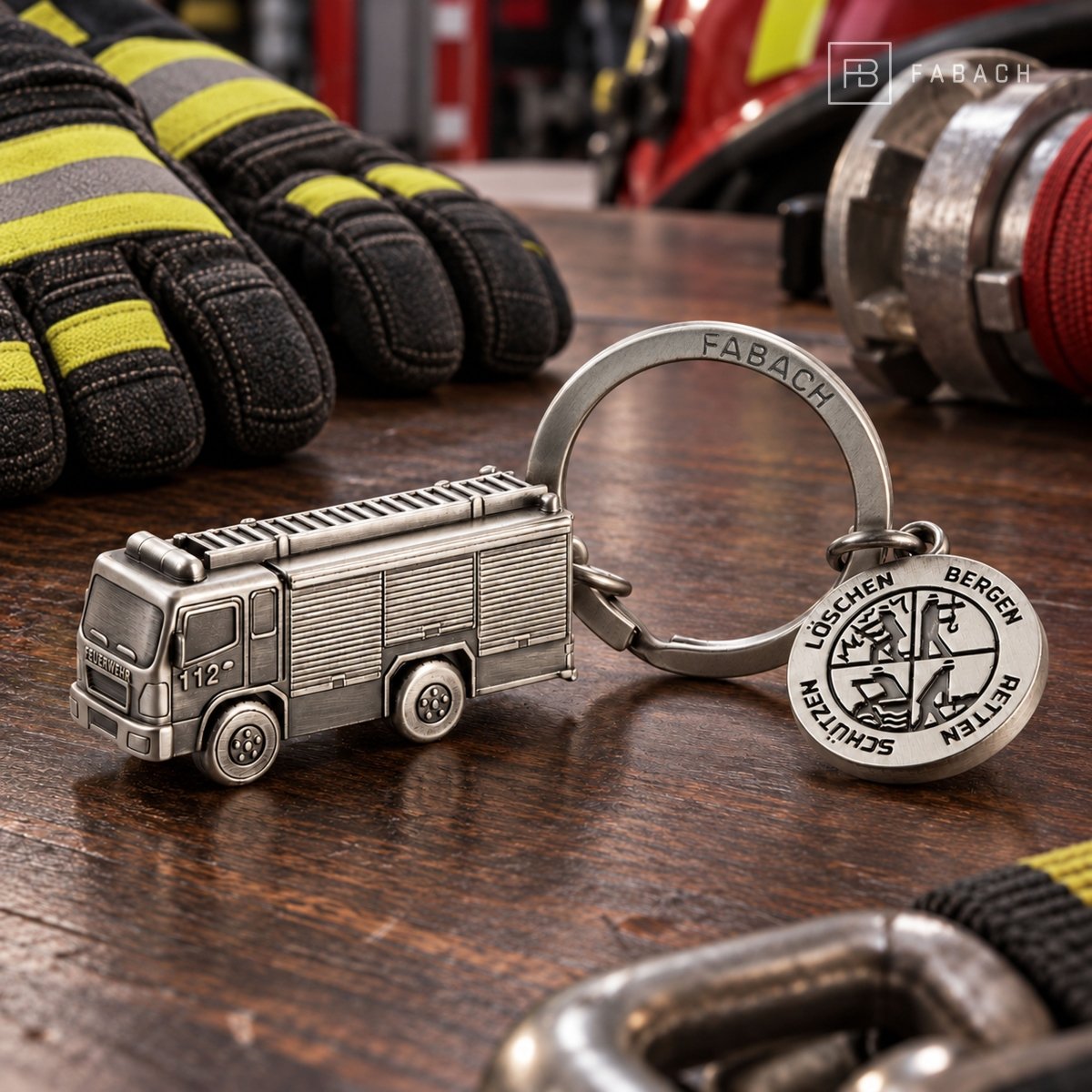 Feuerwehrauto Schlüsselanhänger mit Plakette - Glücksbringer für Feuerwehrleute - Dankeschön für Feuerwehrmann Feuerwehrfrau - FABACH – Die Schlüsselanhänger-Schmiede