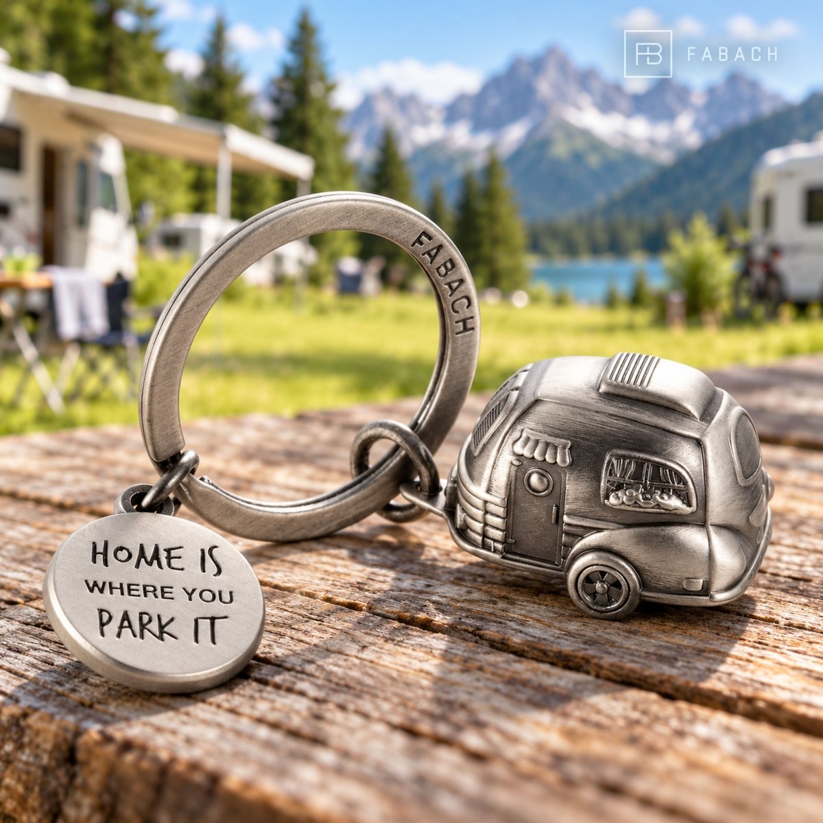 Wohnwagen-Schlüsselanhänger mit Gravur - Niedlicher Caravan Glücksbringer für Campingfans und Reisende - FABACH – Die Schlüsselanhänger-Schmiede