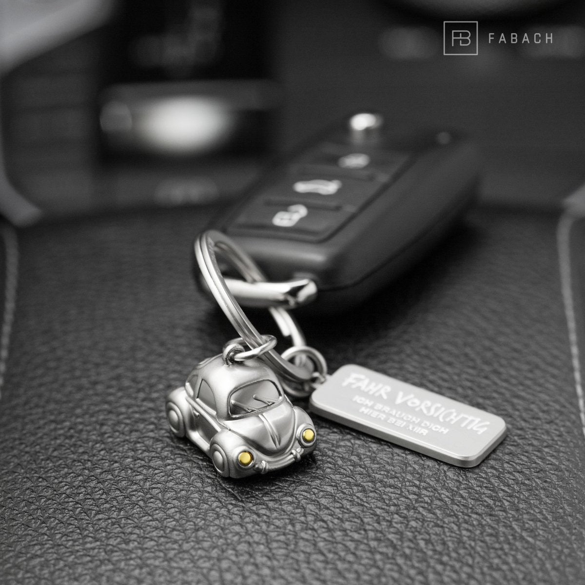 "Car" Miniatur Auto Schlüsselanhänger - Süßer Glücksbringer für Autofahrer - mit Gravur "Fahr vorsichtig" - FABACH