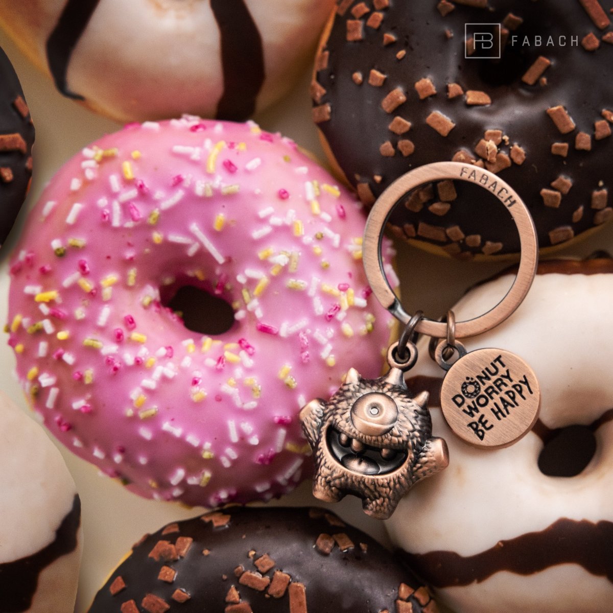 "Cyklops" Schlüsselanhänger Mutmacher - Süßes Glücksmonster mit Gravur "Donut worry, be happy!" - Kummermampfer Glücksbringer - FABACH