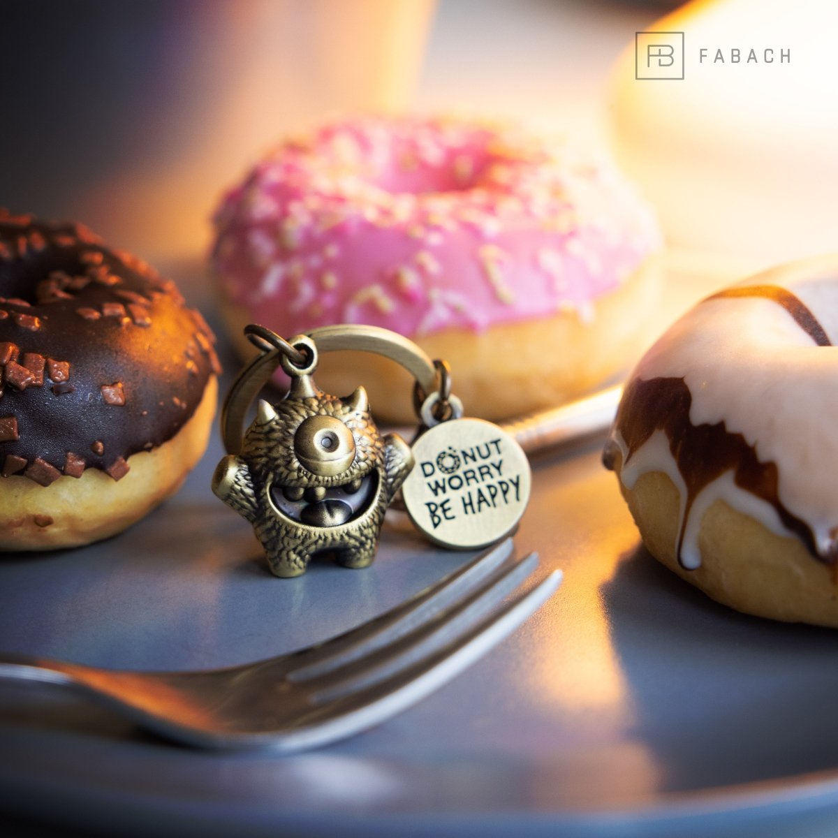 "Cyklops" Schlüsselanhänger Mutmacher - Süßes Glücksmonster mit Gravur "Donut worry, be happy!" - Kummermampfer Glücksbringer - FABACH