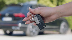 "Car" Miniatur Auto Schlüsselanhänger - Süßer Glücksbringer für Autofahrer - mit Gravur "Fahr vorsichtig"