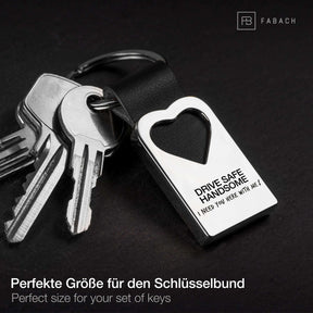 "Drive safe handsome. I need you here with me!" Herz-Schlüsselanhänger mit Gravur aus Leder - FABACH