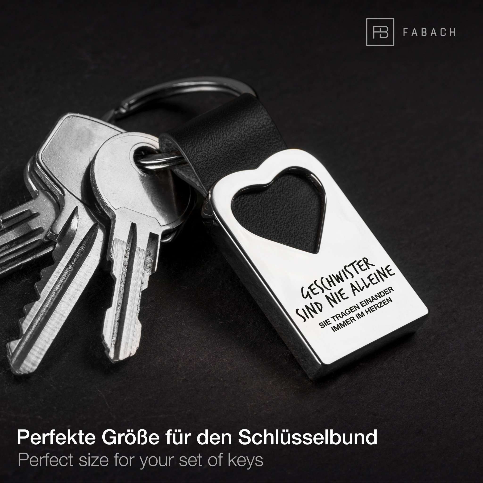 "Geschwister sind nie alleine. Sie tragen einander immer im Herzen." Herz-Schlüsselanhänger mit Gravur aus Leder - FABACH