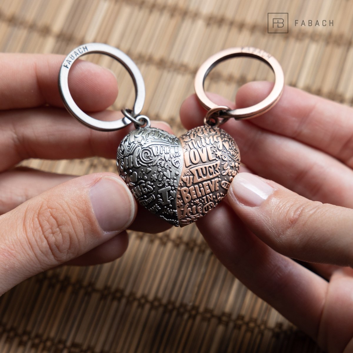 Portachiavi Metallico Con Coppia Di Innamorati Che Si Baciano – Ciondolo Amore, Argento, Unisex